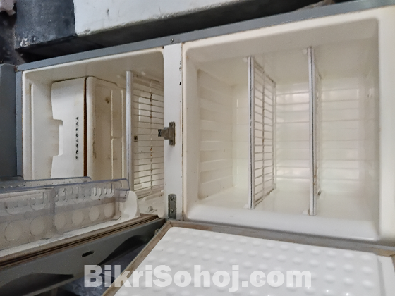 ফ্রীজ বিক্রয় করা হবে